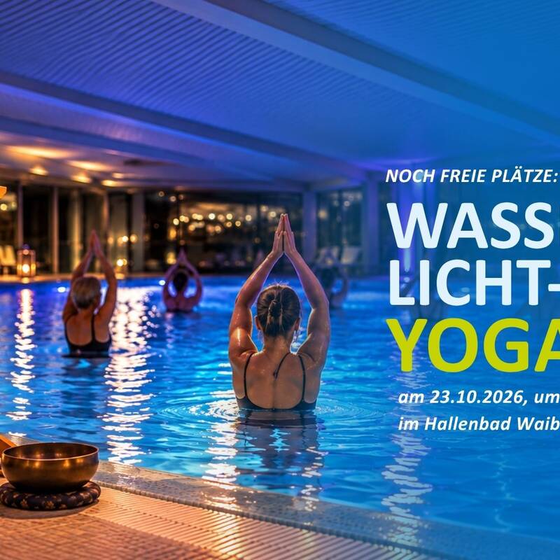 Das Bild zeigt einige Frauen vom Hinten im Schwimmbecken in Yoga Pose mit Armen über dem Kopf. Im Vordergrund steht ein großer Gong am Beckenrand.