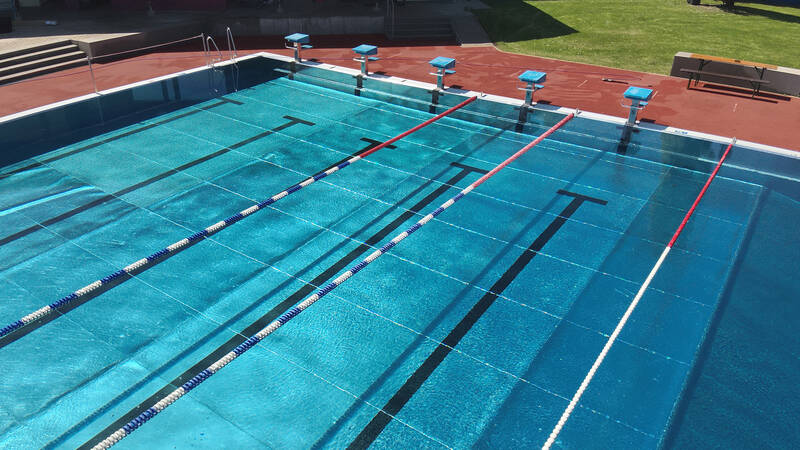 Außenbecken Freibad Waiblingen mit Bahnen und Sprungtürmen