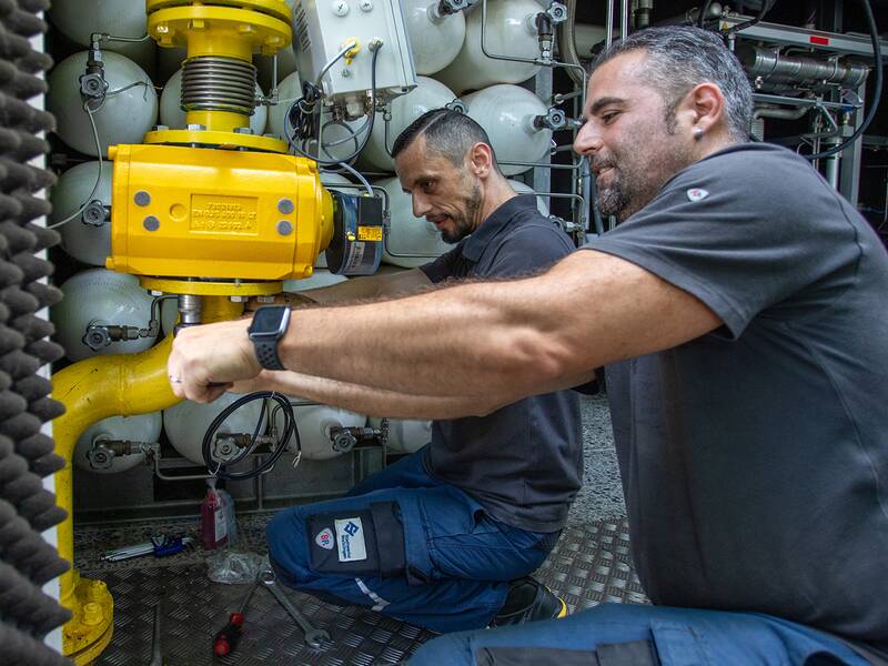 Zwei Männer reparieren den Gasanschluss