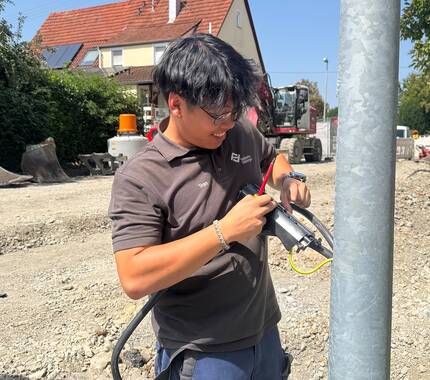Azubi beim Arbeiten auf der Baustelle