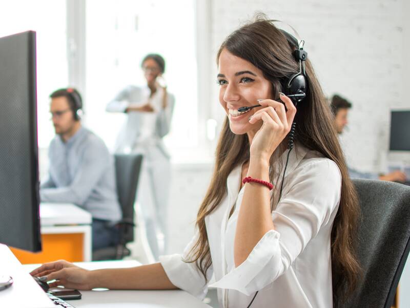 Frau am Telefon im Büro
