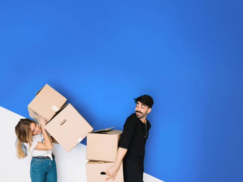 Paar bewegt sich zu neuen Wohnung mit Boxen