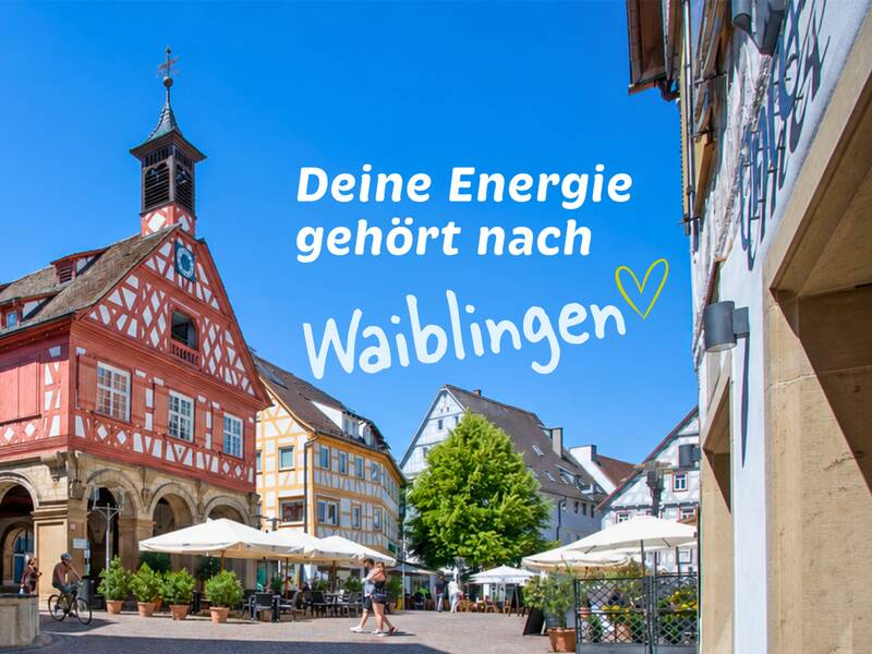 Das Bild zeigt den belebten Marktplatz vor dem alten Rathaus in Waiblingen mit schönen Fachwerkhäusern bei schönem Wetter.  Auf einem Text-Overlay steht "Deine Energie gehört nach Waiblingen".