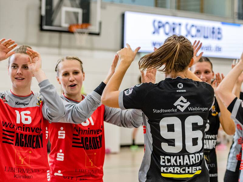 Handballerinnen der Waiblingen Tigers und ihre Gegnerinnen