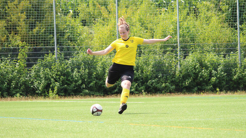 Fußballspielende Frau auf dem Fußballplatz