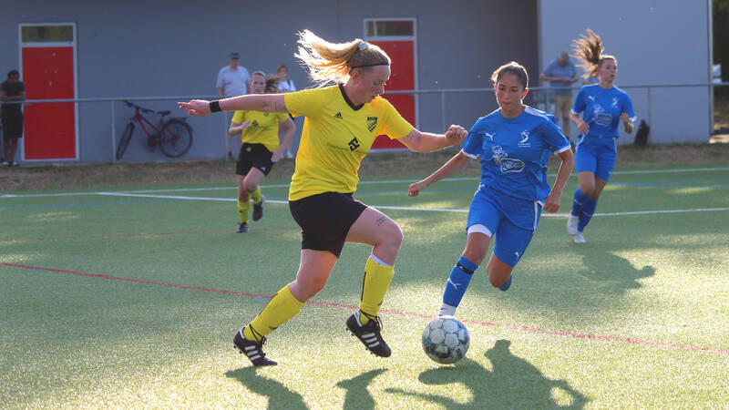 Zwei Fußballspielende Frauen im Eins gegen Eins