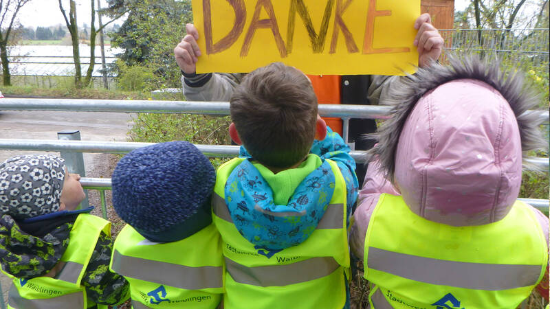 vier kleine Kinder mit Stadtwerke Waiblingen Warnwesten