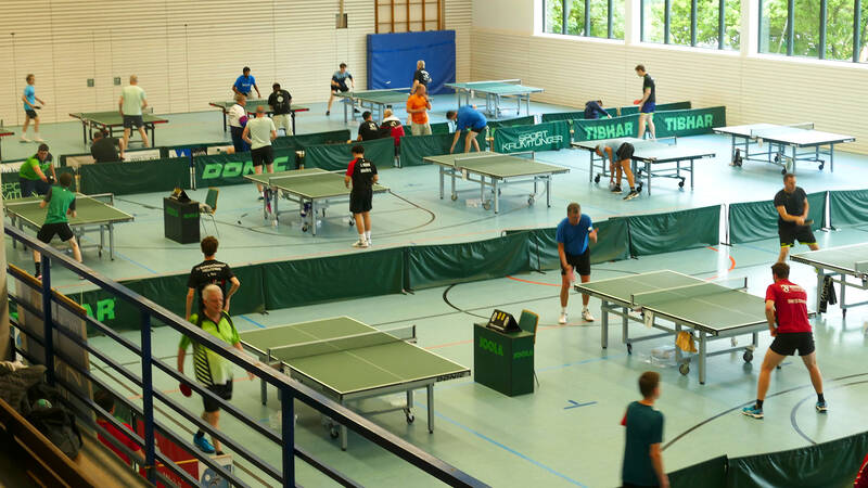 Tischtennistunier in einer Sporthalle.