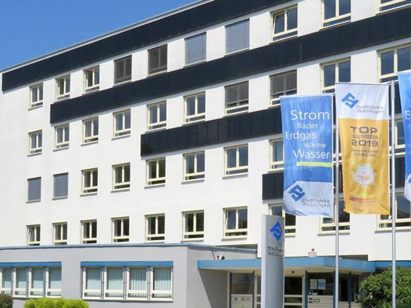 Frontalansicht des Hauptgebäudes der Stadtwerke Waiblingen mit Beflaggung